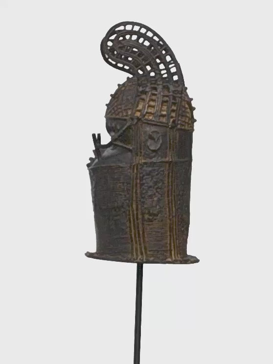 Benin Kingdom King turning on a stand, video